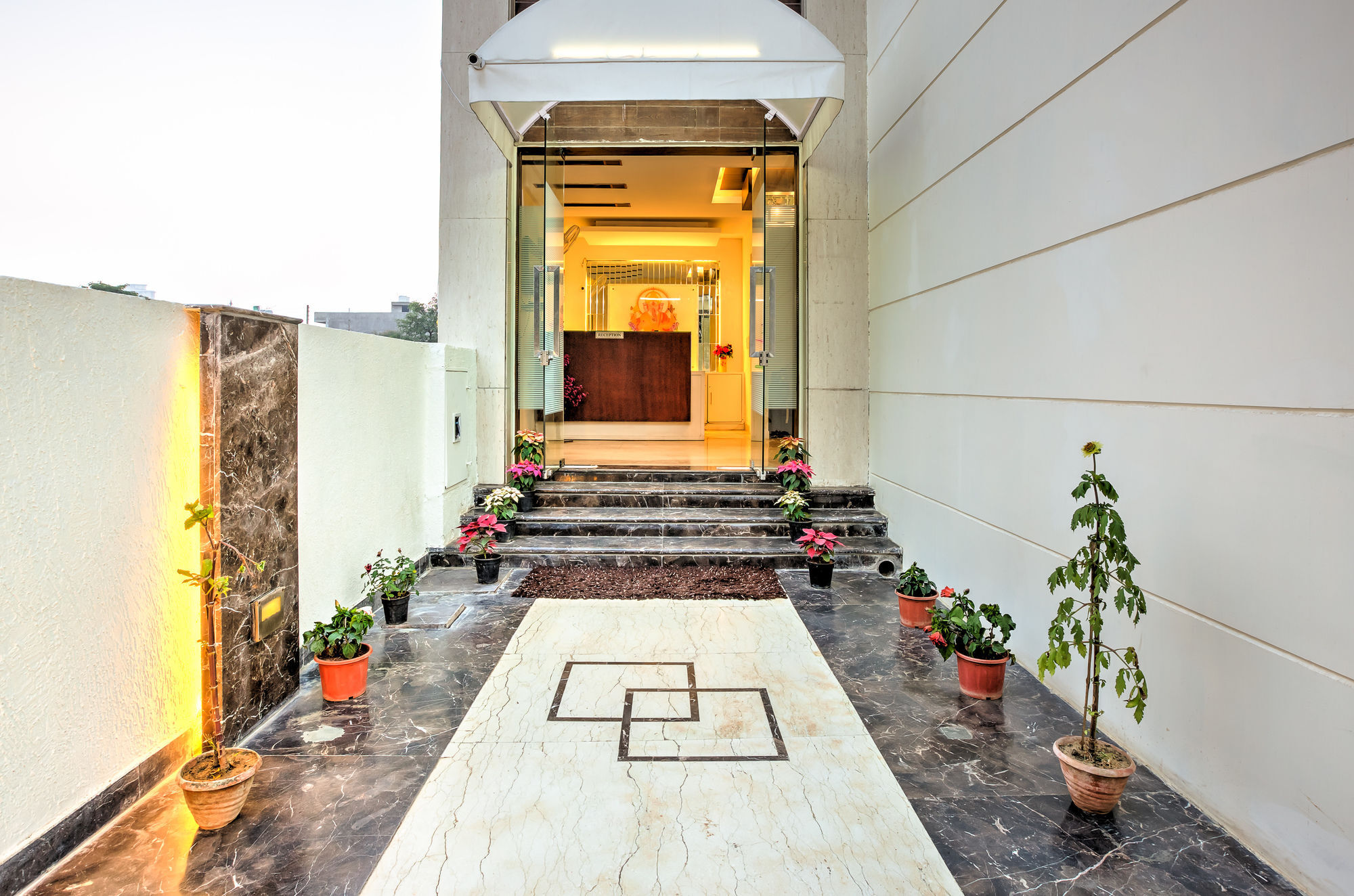 Treebo Trend Coral Tree Golf Course Road Hotel Gurgaon Exterior photo